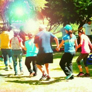FÍSICO. Ayuda a cuidar la salud. Previene lesiones y otras enfermedades. Se adquiere conciencia, cuidado y respeto del cuerpo. Ayuda a soltar el cuerpo, a mejorar la coordinación, agilidad y flexibilidad. Moviliza la energía.