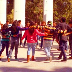 SOCIAL. Ayuda a desarrollar tolerancia, empatía y afecto. Integra a los grupos. Se comparte con otras personas. Se promueve la inclusión y el aprender a vivir con la diversidad. Se fomenta la comunicación asertiva.